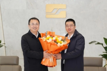 桐鄉市領導慰問中國巨石高層次人才